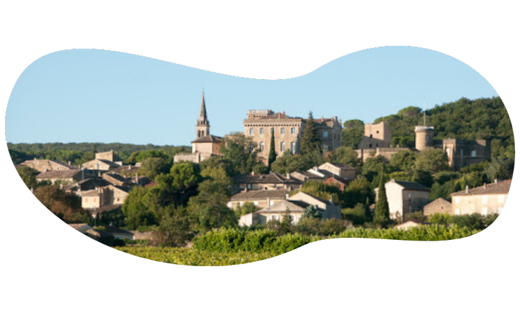 Photo du vieux village Rochegude en Drome provençale, un véritable havre de paix avec son château relié à l'église